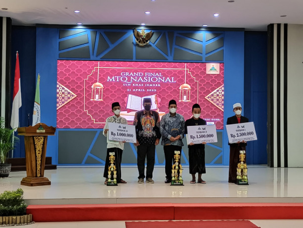 DAPAT BEASISWA: Rektor UIN KHAS Jember Prof Babun Suharto berpose dengan para pemenang MTQ-MHQ. Para peraih juara ini akan disediakan beasiswa jika nantinya kuliah di UIN KHAS Jember.