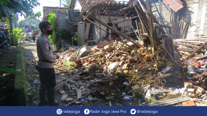 Meski pemerintah dari dulu melarang pembuatan mercon atau petasan namun hal itu tidak diindahkan, seperti di Dusun Plosokuning, Ngaglik, Kabupaten Sleman, Jogjakarta sebuah rumah hancur berantakan akibat bahan petasan meledak.