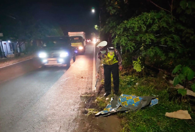 OLAH TKP: Personel Unit Laka Lantas Satlantas Polres Jember mendatangi lokasi peristiwa kecelakaan di Desa Klatakan, Kecamatan Tanggul, Jember, Senin (25/4) malam.