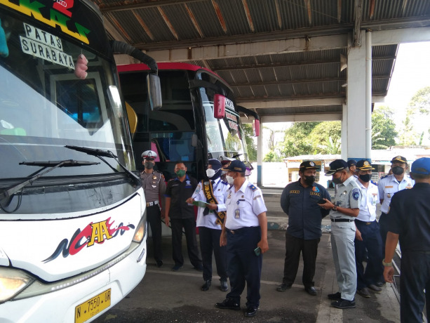 JAMIN KESELAMATAN: Dishub Jember mengecek kondisi armada dan awak bus di Terminal Tawang Alun, Rabu (27/4).
