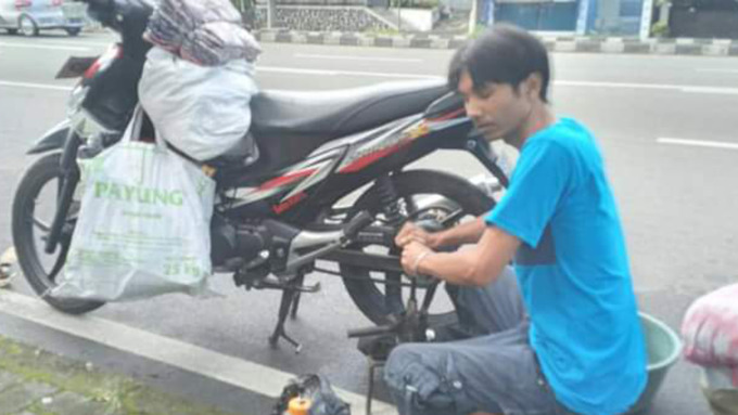 Slamet Mardi alias Yadek terbilang kreatif membuka usaha tambal ban keliling, selama ini orang mengenal tambal ban permanen dan berlokasi di pinggir jalan.