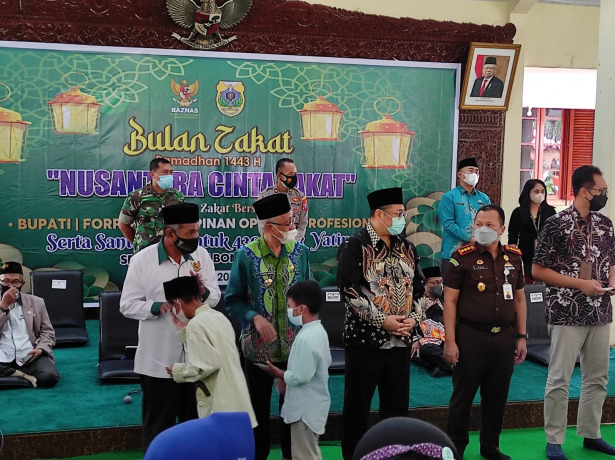 DISALURKAN: Ketua Baznas Bondowoso KH Junaidi Mu