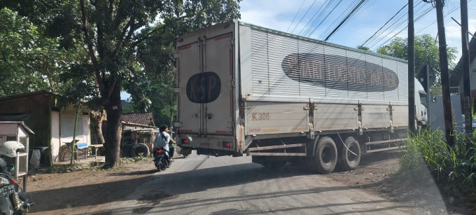 NYELONONG: Truk besar tiba-tiba melintas di kawasan kota Jember. Tepatnya di Jalan Muhammad Yamin, Kelurahan Tegal Besar, Kecamatan Kaliwates.