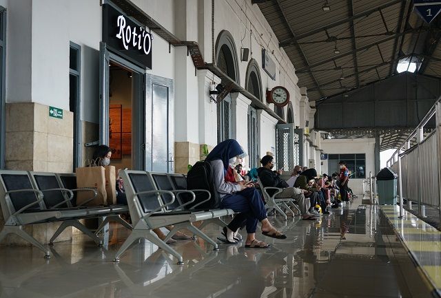 Diprediksi jumlah pemudik memakai jasa angkutan kereta api di musim lebaran tahun 2022 ini bakal meningkat, untuk itu Pemkab Kediri menyiagakan dokter dan tim medis di stasiun&nbsp; untuk memantau kesehatan penumpang.