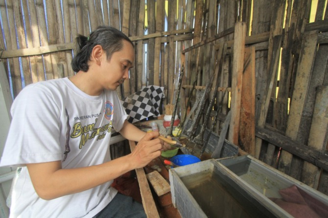 Menjalani profesi sebagai pencuci keris dilakoni oleh Kukuh Purwo Abdi Laksono, sejak ia masih kuliah di Jogjakarta tahun 2013 lalu.