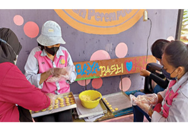 Warga binaan Rutan Perempuan Kelas II-A Surabaya selama Ramadan 1443 H juga memproduksi kue dan jajanan Lebaran.