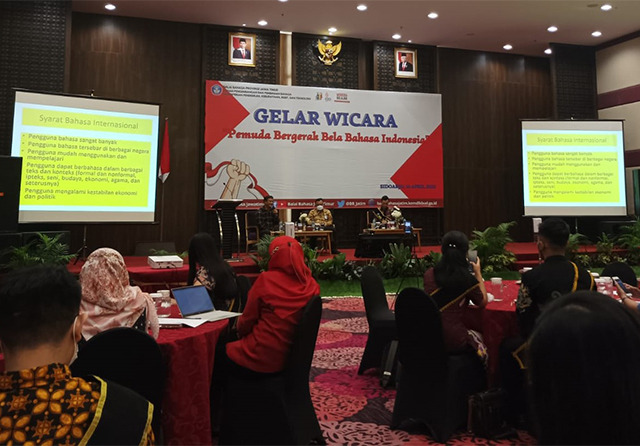Para pakar bahasa menilai bahwa Bahasa Indonesia kini telah dipakai di puluhan negara di dunia, karena itu memiliki peluang untuk menjadi bahasa internasional kedua setelah Bahasa Inggris.