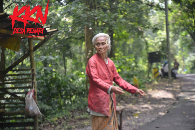 ADA SEJAK LAMA: Seorang nenek awe-awe di jalur Gumitir penghubung Surabaya–Bali. Hal ini identik dengan kisah KKN Desa Penari yang menceritakan ada orang yang meminta-minta.