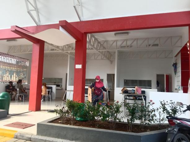 DIBERSIHKAN: Ruangan yang tak digunakan di RTH Gajah Mada Kaliwates rencananya akan ada yang dimanfaatkan sebagai kafe dan tempat produk kerajinan.