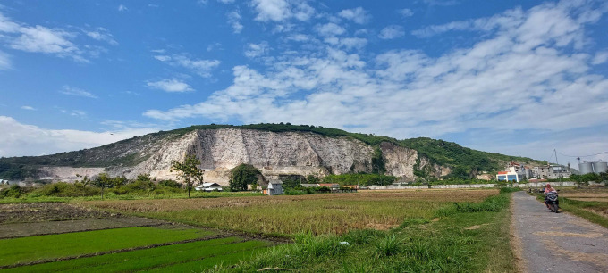 PUNDI PAD: Tambang batu kapur di Gunung Sadeng, Kecamatan Puger dengan luas kurang lebih 190 hektare ini memiliki potensi pendapatan asli daerah yang bisa mencapai setengah triliun rupiah dalam 12 bulan.