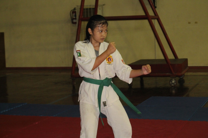 FOKUS: Faradiba Qotrunada F, atlet kempo Jember melakukan gerakan hidari mae chudan di GOR Perjuangan 45 Polije Universitas Jember.