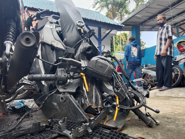 RINGSEK: Sejumlah kendaraan yang rusak parah akibat kecelakaan tertumpuk di halaman Kantor Unit Laka Lantas Satlantas Polres Jember.