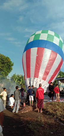 MERIAH: Kupatan di ujung Lebaran, di Dusun Dukuh, Desa Dukuhdempok, Kecamatan Wuluhan, diwarnai dengan penerbangan balon udara ukuran besar, kemarin (9/5).