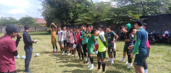 FOKUS: Tim sepak bola Jember terus melakukan latihan rutin di Lapangan Glory, Ambulu.