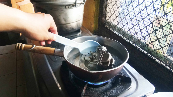 DIREBUS: Cara lain membersihkan karburator sepeda motor yaitu dengan direbus.