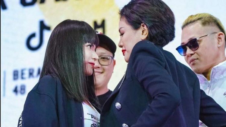 Nikita Mirzani dan Dinar Candy bakal adu jotos di atas ring pada (12/6) mendatang. Pertarungan Nikita Mirzani vs Dinar Candy ini adalah bagian dari Holywings Sport Show (HSS). Nikita Mirzani dan Dinar Candy sama-sama mengaku siap bertarung. Dia mengaku in