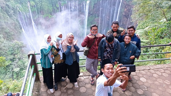 TANPA ASURANSI: Pengunjung berfoto bersama di titik panorama Air Terjun Tumpak Sewu, Desa Sidomulyo, Kecamatan Pronojiwo, beberapa waktu lalu.