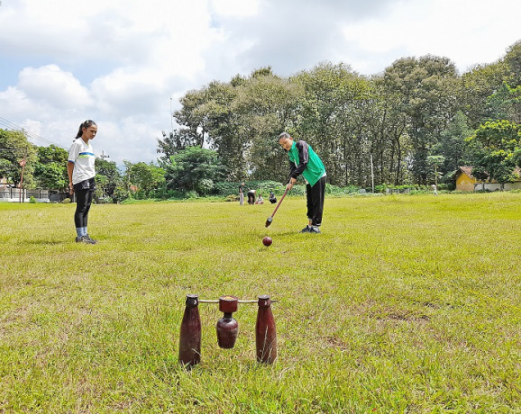 TENTUKAN TEMBAKAN: Salah seorang pemain woodball Bondowoso ketika melakukan latihan memukul. Ternyata sebelum memukul dibutuhkan konsentrasi yang tinggi.