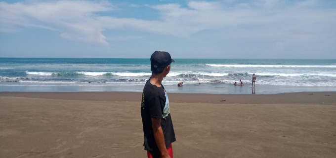 PAMER KEINDAHAN: Eko Aji menunjukkan bentang luas Pantai Asmara di Dusun Payangan, Desa Sumberejo, Kecamatan Ambulu.