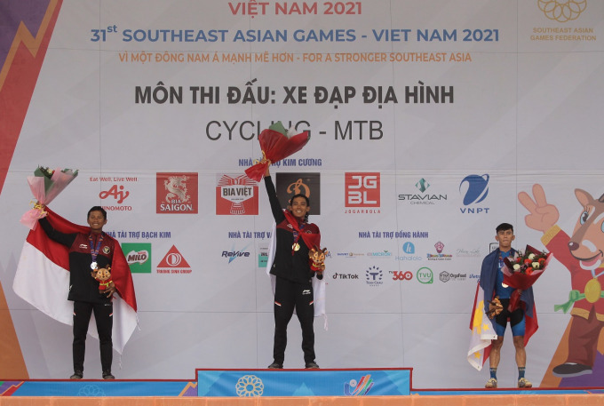 PERAK: Atlet sepeda asal Lumajang, Ihza Muhammad, saat melintasi garis finis pada pertandingan SEA Games di Vietnam, Senin (16/5) lalu. Dia berhasil meraih medali perak kategori MTB Cross Country Olympic Men.