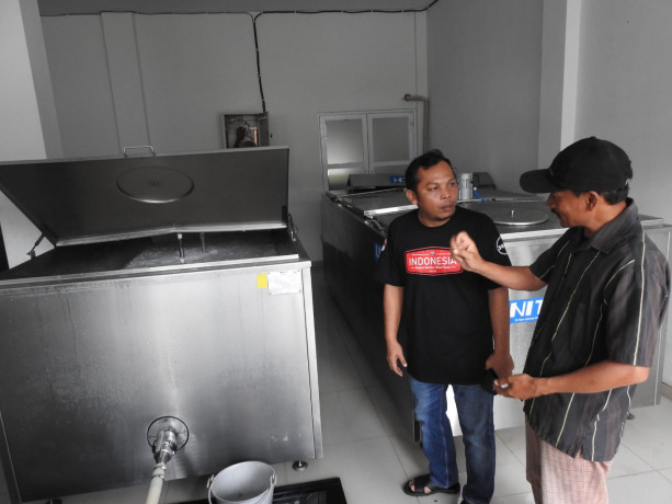 KUNJUNGAN: Ketua DPRD Lumajang H. Anang Akhmad Syaifuddin saat meninjau lokasi sentra produksi susu di KUD Tani Makmur, Desa Kandangtepus, Kecamatan Senduro.