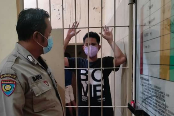 TERCIDUK: Tersangka AR mendekam di sel Polsek Patrang. Pemuda 27 tahun ini ditangkap lantaran menjual okerbaya tanpa izin edar.