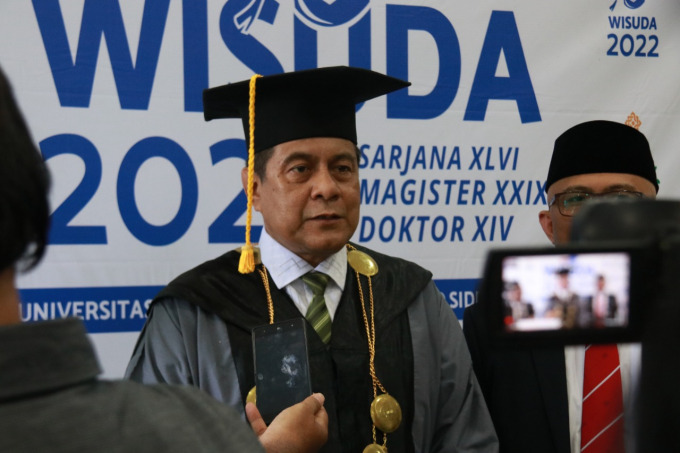 WISUDA ISTIMEWA: Rektor UIN KHAS Jember Prof Babun Suharto ketika memberi keterangan kepada pers sesuai pelaksanaan Wisuda Sarjana Ke-46 di GKT kampus setempat, Kamis (12/5).