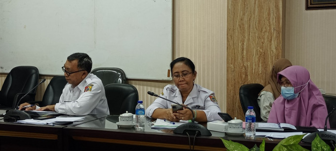 DALAM PEMBAHASAN: Pejabat Dinas Pariwisata dan Kebudayaan (Disparbud) Jember saat rapat dengar pendapat dengan DPRD Jember di Ruang Komisi B DPRD Jember, kemarin (18/5).