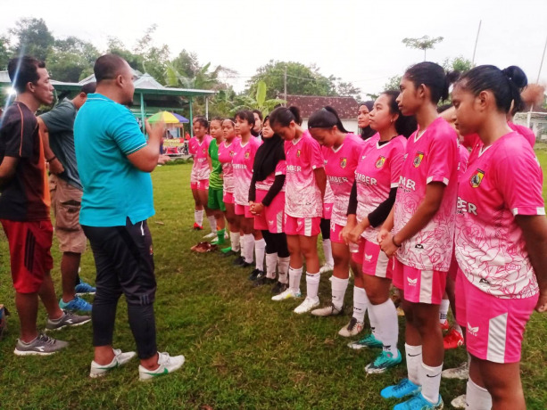 BERI ARAHAN: Pesepak bola putri saat mendengarkan arahan dari pelatih seusai melakukan laga uji coba dengan Galaxy FC, Minggu kemarin (29/5), di lapangan Krai, Yosowilangun, Lumajang.