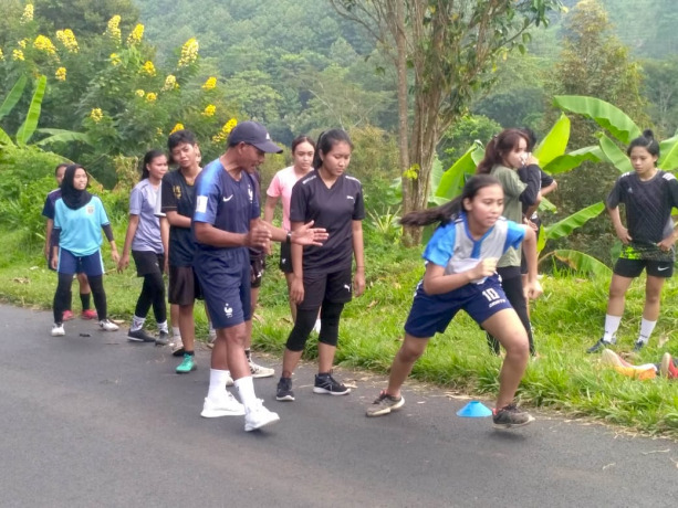 LATIHAN: Tim futsal putri kembali fokuskan pemantapan fisik di Rembangan pascalibur Lebaran.