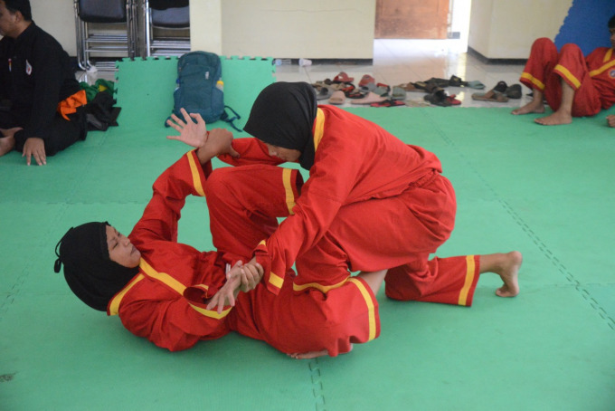 TOTATILAS: Atlet cabor pencak silat IPSI Jember ketika latih tanding. Pada Porprov 2022 ini, cabor silat akan bertanding di Lumajang pada pada 26 Juni - 3 Juli mendatang.