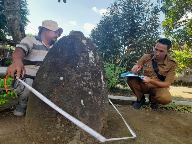 BELUM RESMI: Sejumlah petugas dari tim sejarah dan purbakala ketika melakukan pengukuran terhadap batu megalitikum. Benda-benda tersebut akan diusulkan untuk menjadi cagar budaya.