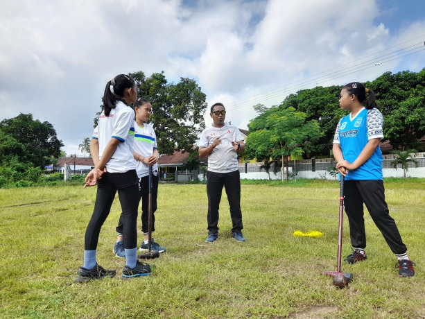 SERIUS: Salah satu atlet woodball Bondowoso ketika melakukan latihan memukul bola dengan akurasi tinggi. Semakin akurat pukulannya, semakin besar kesempatan menangnya.