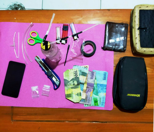 BARANG HARAM: Sejumlah barang bukti yang disita polisi dari tangan tersangka Ahmad Mahfurin.
