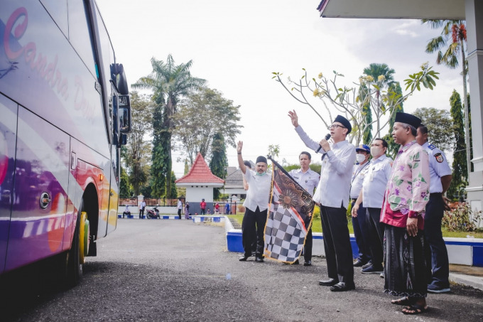 MEMBERANGKATKAN: Wabup Gus Firjaun mengawal keberangkatan santri Ponpes Darussalam Blokagung Banyuwangi di depan Gedung Serbaguna Kaliwates, Rabu kemarin (25/5).