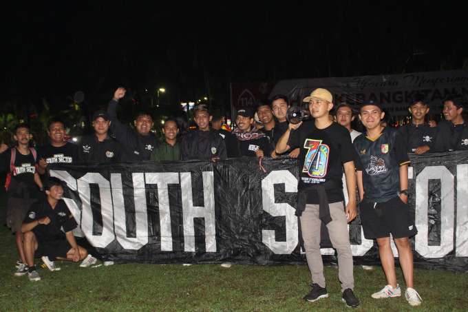 BERI ARAHAN: Ketua Berni South Sector M. Sholahudin Amrullah (kiri) dan capo atau dirigen (kanan) Rocky Ferdiansyah saat memberi semangat para suporter Persid, di Alun-Alun Jember.