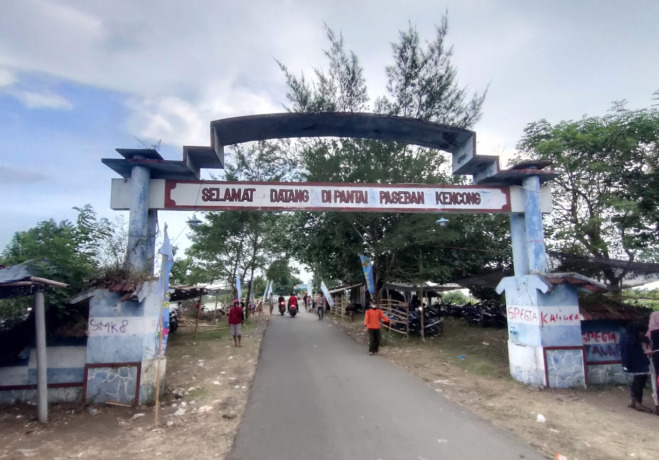 PASEBAN: Jalan menuju Pantai Paseban, Kencong, kini mulus. Pengendara terlihat lancar melintas, minggu (8/5).