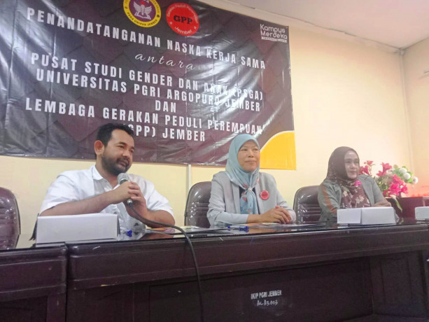 KOLABORASI: Wakil Rektor I Unipar Jember Asrorul Mais, Direktur GPP Jember Sri Sulistiyani dan Ketua PSGA Unipar Jember St Fanatus Syamsiyah dalam diskusi kekerasan berbasis gender di kampus, Rabu (25/5).