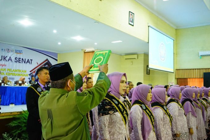 AMANAH BARU: Pelaksanaan Angkat Sumpah dan Pelantikan Ners dan Ahli Madya Keperawatan Universitas Muhammadiyah Jember Tahun Akademik 2021-2022.