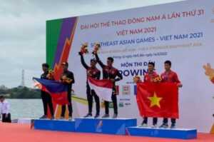 Atlet rowing Indonesia Kakan Rusmana dan Arsi Isedi (tengah) melakukan selebrasi setelah meraih medali emas pada nomor lightweight man’s double scull SEA Games 2021 di Hai Phong, Vietnam, Rabu (11/5/2022). 