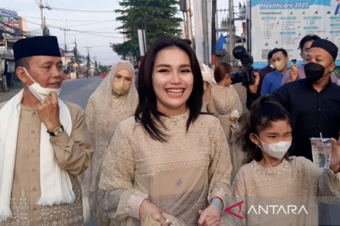 Ayu Ting Ting bersama keluarganya