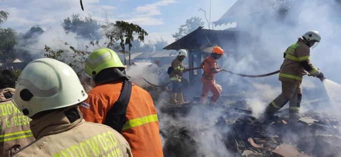 LUDES: Sejumlah petugas pemadam kebakaran Bondowoso bersama warga, kepolisian, dan TNI ketika berjibaku memadamkan api.