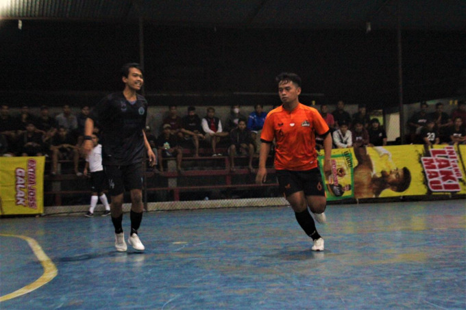 PINDAH LAPANGAN: Salah satu turnamen futsal yang digelar beberapa waktu lalu di Jember. Jember yang tidak memiliki lapangan futsal standar. Akhirnya memakai resi gudang sebagai venue pertandingan futsal di Porprov Jatim.