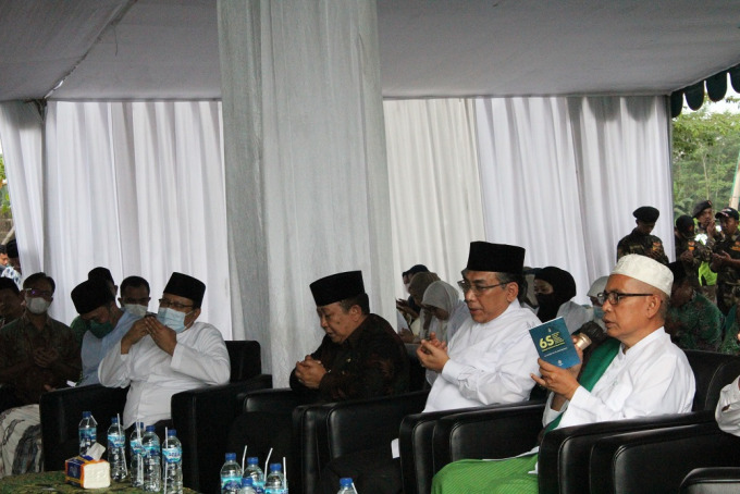 DOA BERSAMA: Dari kanan, Pengasuh Ponpes Nuris KH Muhyiddin Abdusshomad, Ketua PBNU KH Yahya Cholil Staquf, dan Bupati Jember Hendy Siswanto saat berdoa bersama dalam peletakan batu pertama pembangunan RSNU Jember.