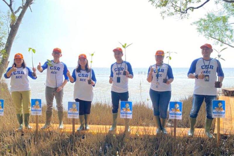 Caption Foto : Chief Human Capital Officer ACC Matilda Esther didampingi Area Manager Sales Kalimantan ACC Adhi Sebayang, Area Manager Operation Lince Tandililing serta Branch Manager ACC Pontianak Benny Luck, Operation Head Loran Tambunan dan AR Manageme