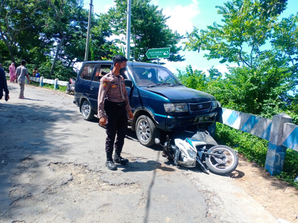 CEK TKP: Polisi ketika melakukan olah TKP di jalur tanjakan Pantai Papuma Jember, Minggu (8/5).