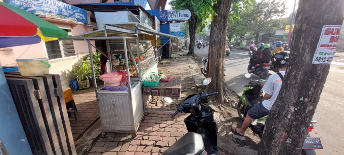 LOKASI PERTEMUAN: Di sinilah antara pelaku dan korban bertemu. Di sebuah warung pinggir jalan dekat Hotel Sulawesi Jalan Letjend Soeprapto, Kebonsari, Sumbersari, Jember.