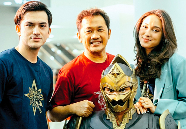 Dari kiri, Rizky Nazar, Hanung Brahmantyo, dan Yasmin Napper berpose bersama figur Gatotkaca. Di film pertamanya, Yuda (Rizky) akan mengetahui asal usul kekuatannya dan kaitan dirinya dengan para Pandawa di kisah Mahabharata.