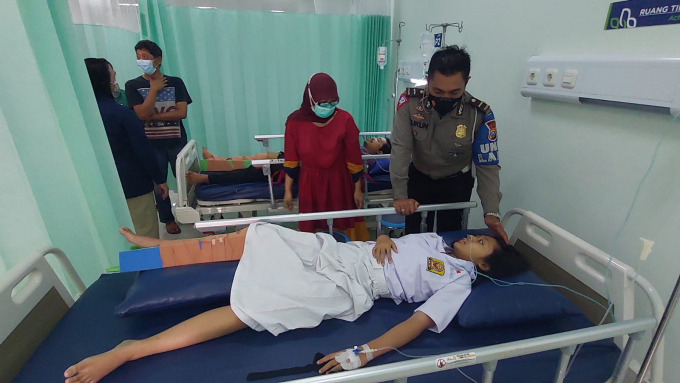SEMOGA LEKAS SEMBUH: Zetzamea Tzahira Firdaus, seorang pelajar salah satu SMPN di Jember, mendapat perawatan di RSU Kaliwates. Bersama sang kakak, bocah 14 tahun itu menjadi korban kecelakaan.