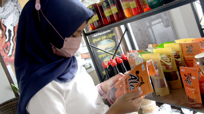 KERJA: Salah satu pekerja yang sedang melayani pengunjung pada salah satu pusat perbelanjaan di Lumajang. Tahun ini, BSU direncanakan bakal dicairkan ulang. Besarannya sekitar Rp 1 juta.